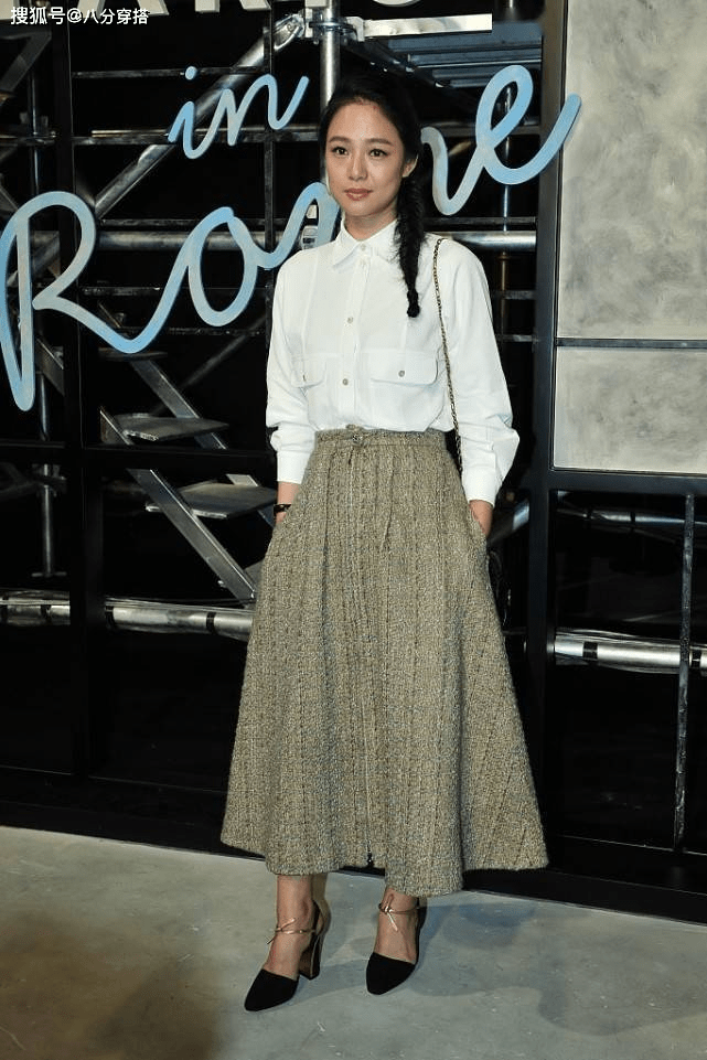 周韵太|周韵太给姜文长脸，一袭黑色流苏连衣裙端庄优雅，高贵精致