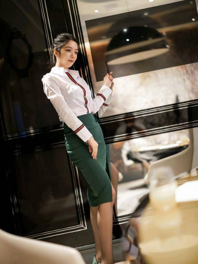 高跟鞋|美女白衬衫搭配绿色包臀裙个性十足，脚上一双绿色高跟鞋魅力无限