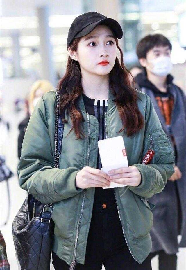 设计|阿娇越来越“帅”了，军绿色夹克配牛仔裤潇洒不羁，美得桀骜不驯