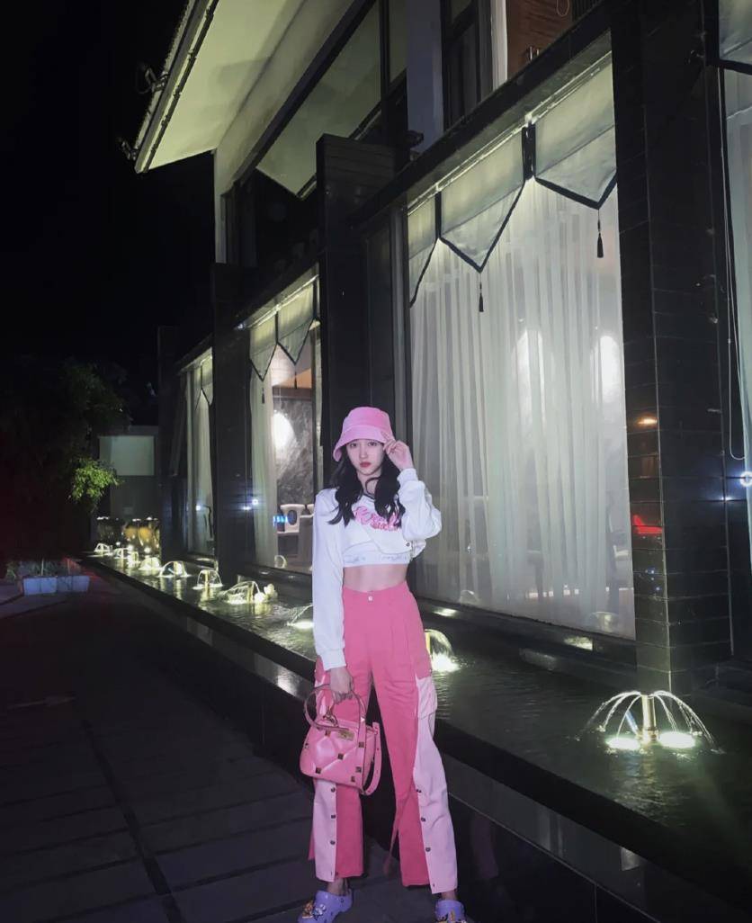 影城|鹿晗真有福气,女友关晓彤穿紧身裤逛环球影城,腿长比例不输超模