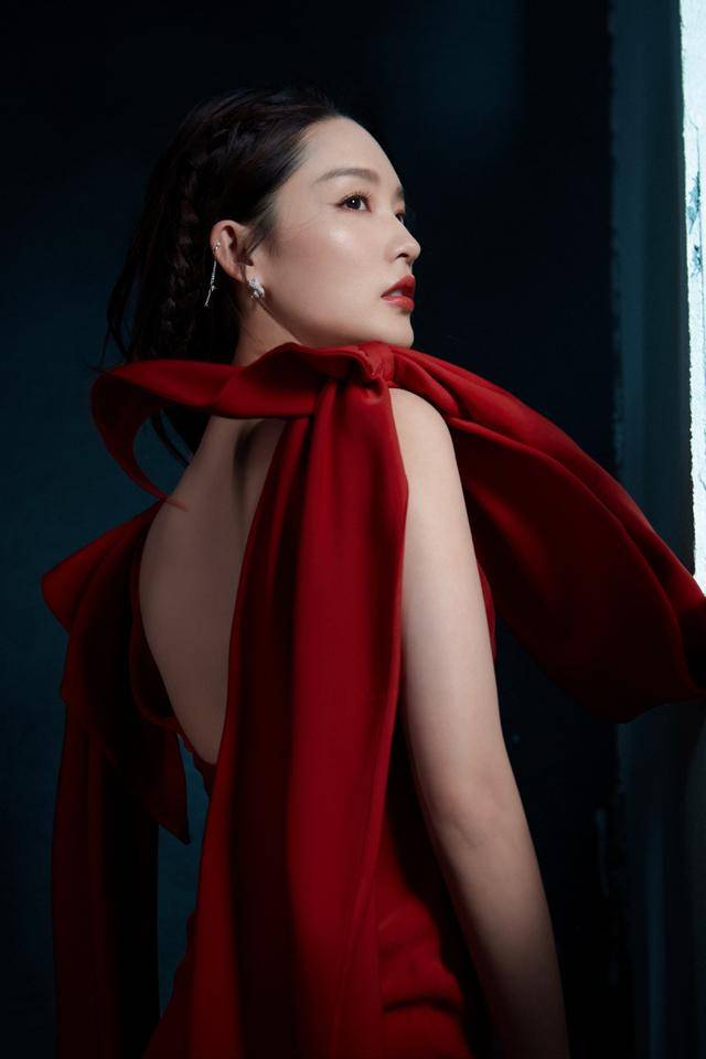 身材|想不到李沁走成熟风这么美，一袭红裙张扬热烈，美得动人心魄