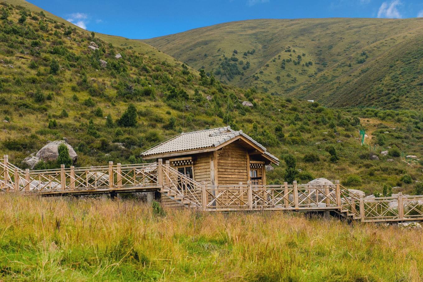 山峰|山峦狂野，湖泽明媚，这儿是你猜不透的石头仙境-莲宝叶则!