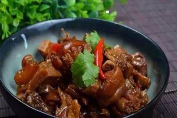 原料|美食推荐:猪脚爱上鸭、葡萄酒炝球葱、小城螺蛳鸡制作方法