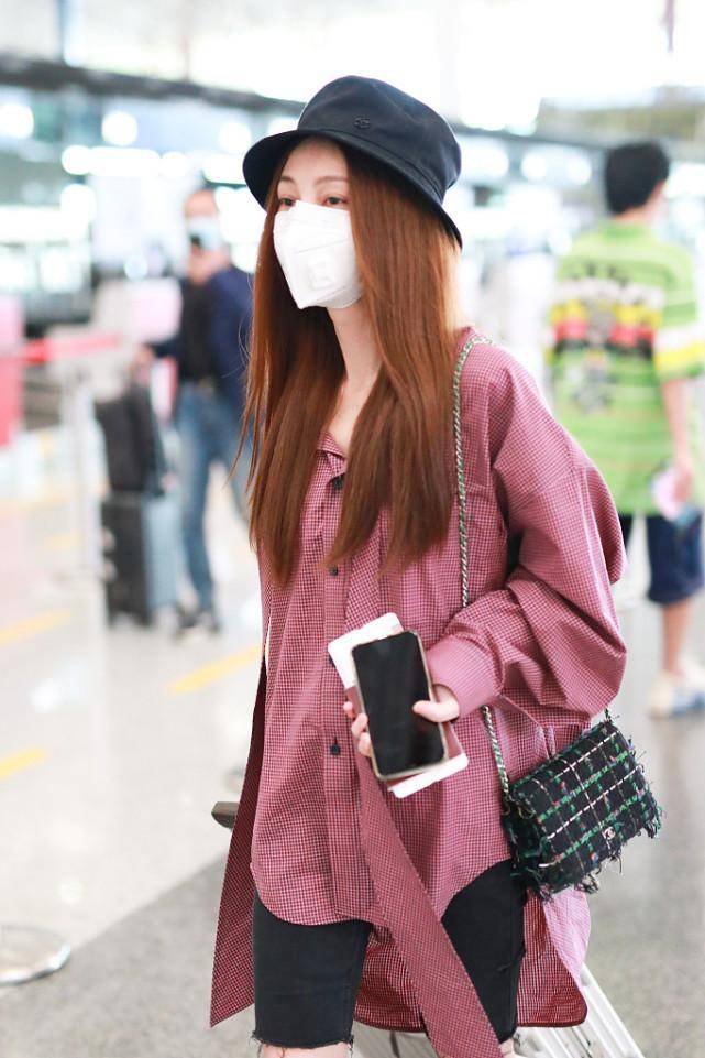 黑色|姚笛依旧温柔清新,百搭时髦的发色,“漫画腿”让人想多看几眼