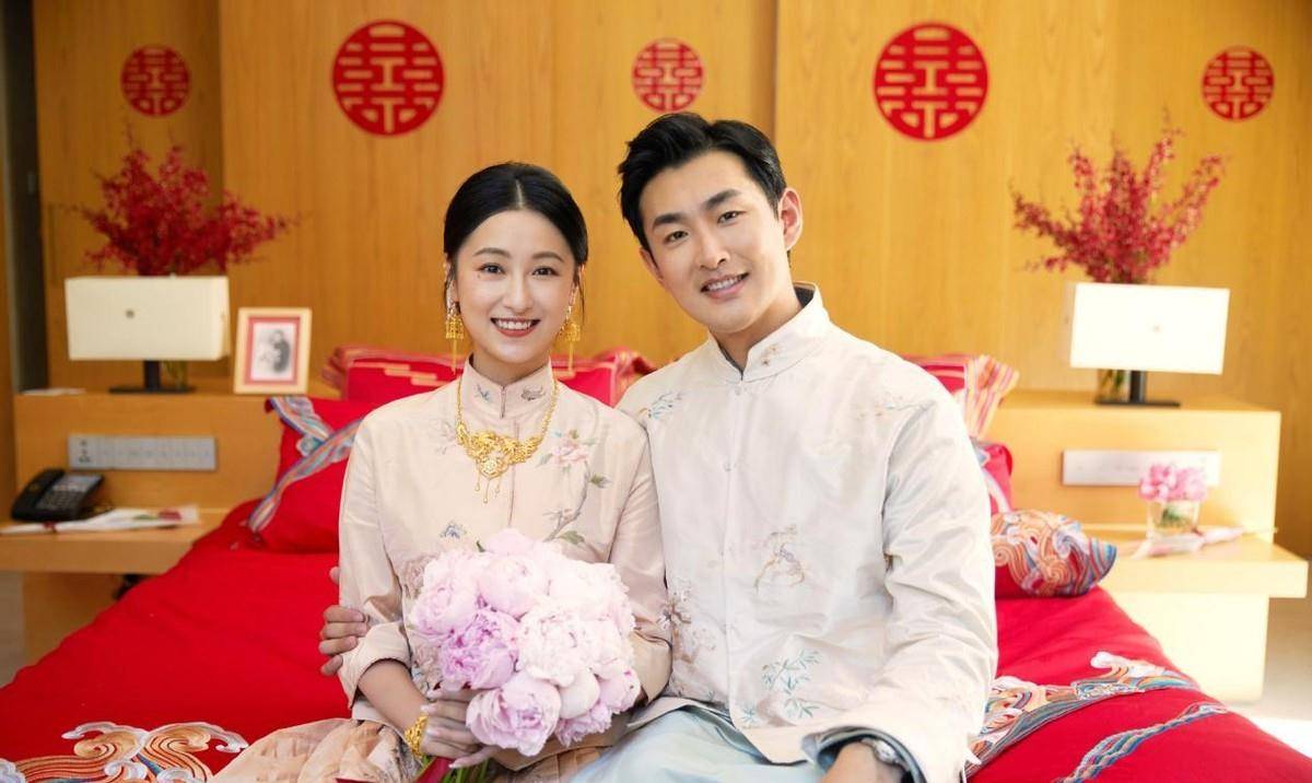 王彦霖|王彦霖夫妇婚后机场首秀，穿T恤全程牵手好含羞，却被调侃像父女