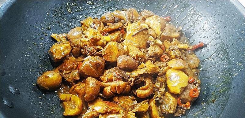 板栗烧鸡家常做法电饭煲 8af83a5c46324a26861c25ce937a8a43.jpeg