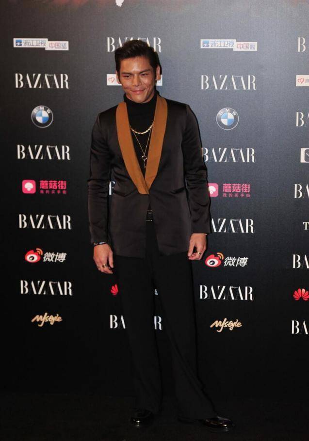 黑色|向佐的体脂率也太低了，胳膊线条太清晰，黑色开衫穿出温和感