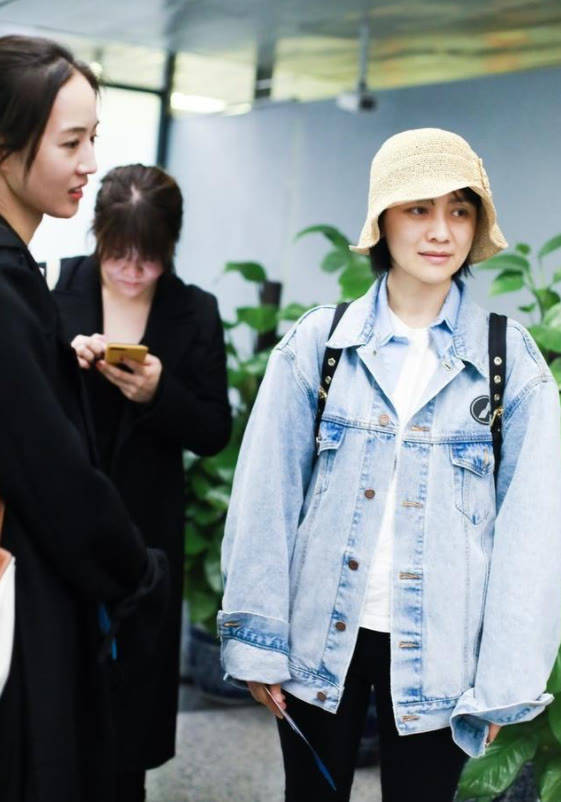 整体|胡可一家四口走机场,穿小黑裤暴露“阿姨肚”,两儿子穿得还挺潮