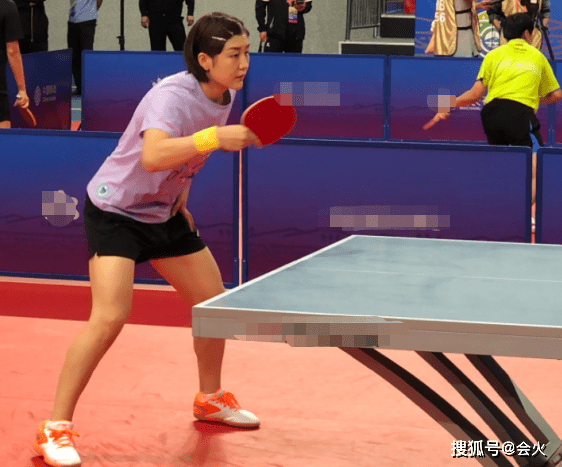 网友|奥运冠军陈梦罕走性感风！穿包臀裙女人味十足，赤脚坐地秀大白腿