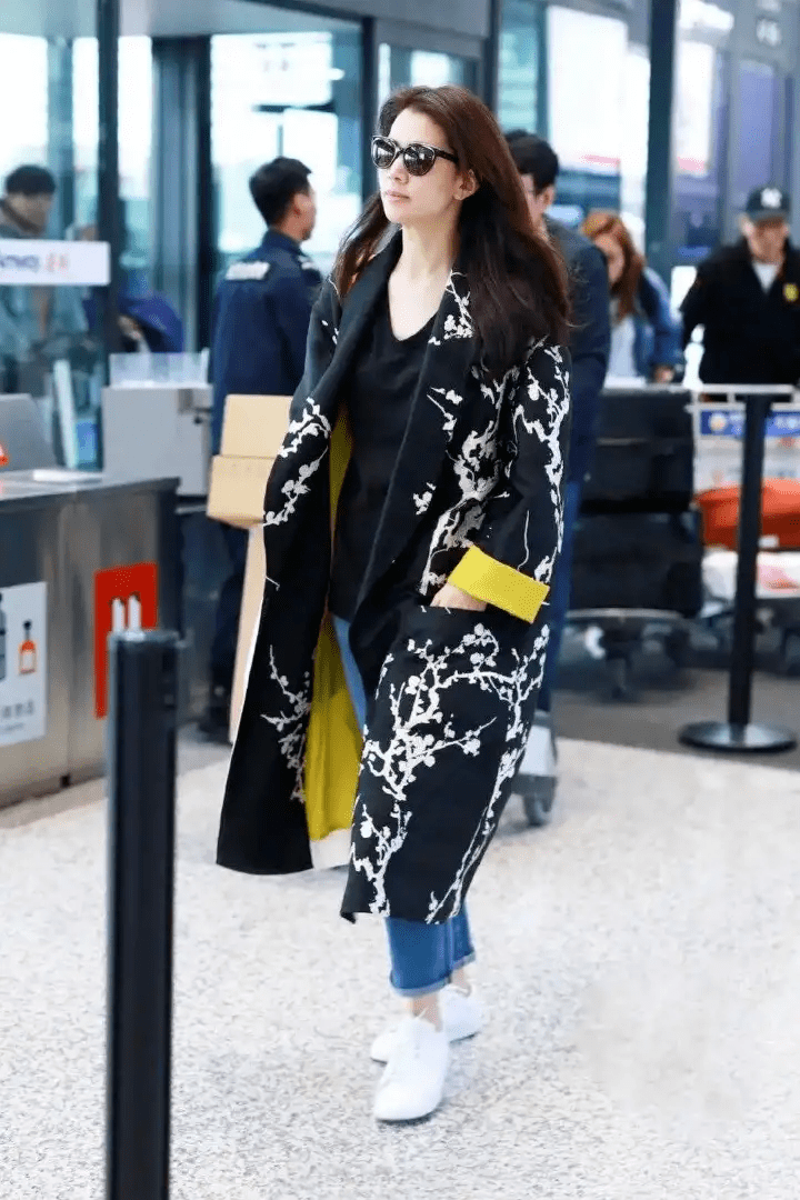 身材|袁咏仪认真打扮惊艳了！一袭亮片裙优雅气质，张智霖白西装帅爆