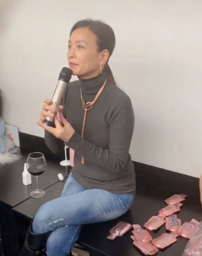 头发|张庭直播意外曝光真实脸，法令纹深重发腮明显，是老阿姨！