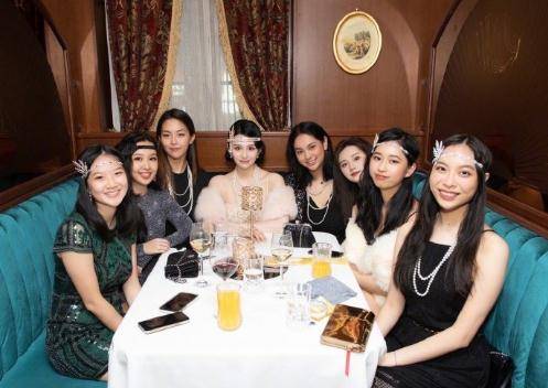 名媛|沈月晒庆生照,脖子里挂着6条珍珠项链奢华至极,7位闺蜜成为陪衬