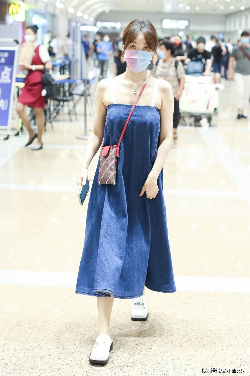 是一种|黄晓明前女友李菲儿，穿大领口碎花裙配小白鞋，甜美可爱不失风情