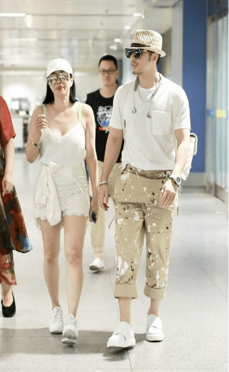 短裤|钟丽缇与婆婆出行还穿得这么省布料,吊带背心配蕾丝短裤超惹眼