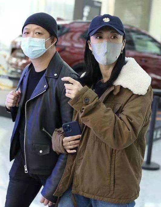 老公|姚晨夫妇罕见同框,老公机车皮衣配针织衫酷帅十足,姚晨成小女人