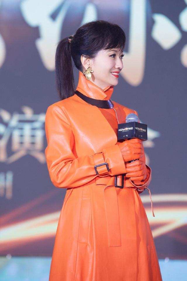 气色|赵雅芝穿橙色大衣还扎马尾辫，少女感十足！