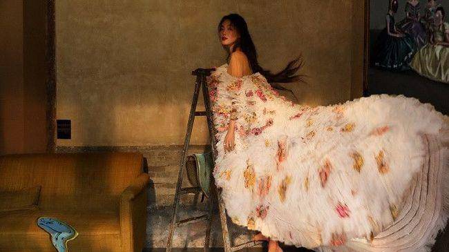 生活|舒淇时尚照太惊艳！穿抹胸裙光脚站梯子上，戴超大翡翠项链好贵气