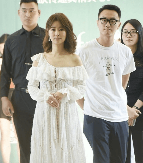 全靠|林心如生图发福明显，脸上出现幸福肥，全靠气质白裙撑优雅