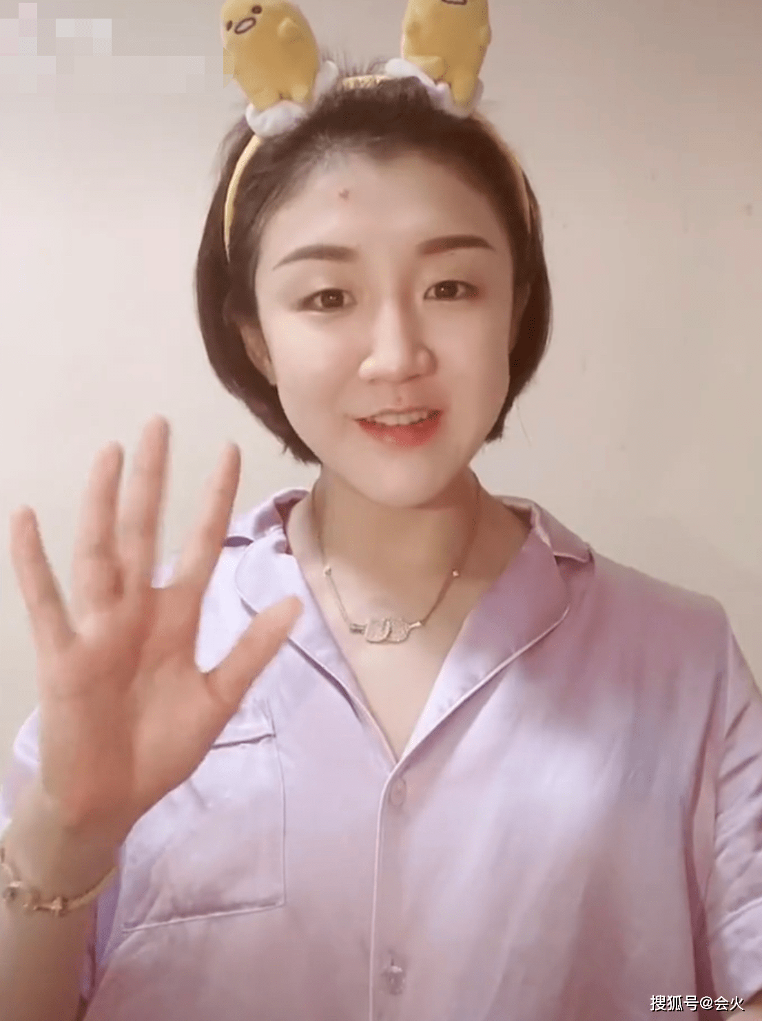 网友|奥运冠军陈梦罕走性感风！穿包臀裙女人味十足，赤脚坐地秀大白腿