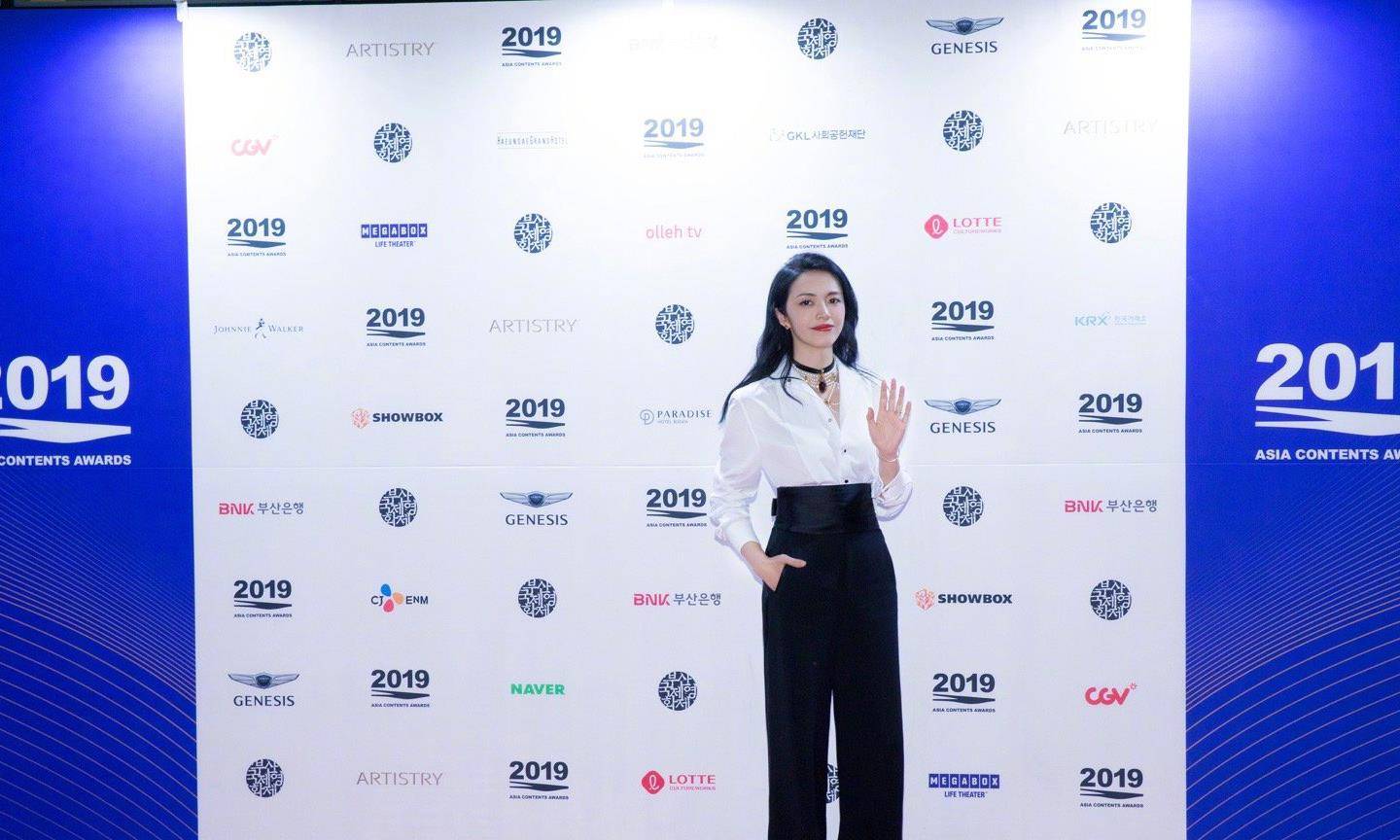 配饰|40岁姚晨斩获最佳女演员，白衬衫配阔腿裤简单优雅，真女王本人！