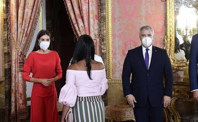 身材|西班牙王后真会穿衣！酒红色连衣裙难掩身材曲线，女人看了都羡慕