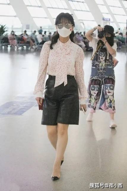 皮短裤|赵雅芝真是不服老,66岁了还敢穿皮裤,配绑带衬衫意外时髦减龄