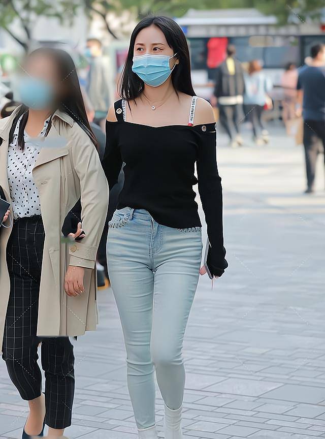 蓝色|黑色一字肩上衣,搭配上一条蓝色牛仔裤,清新简约还很显年轻