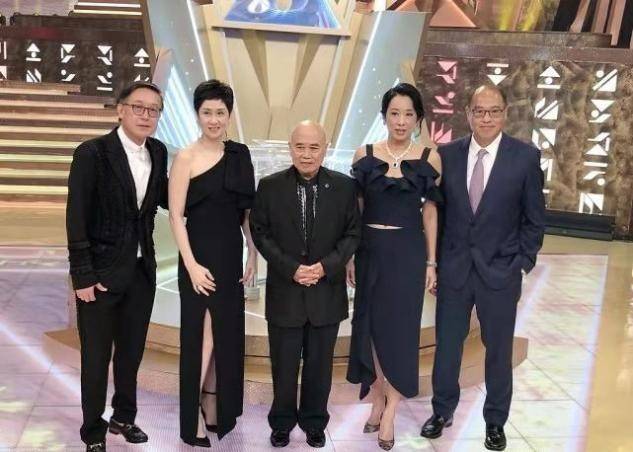 黑色|郭晶晶的婆婆真是“珠圆玉润”，穿着露肚脐的衣服，肚腩很有富态