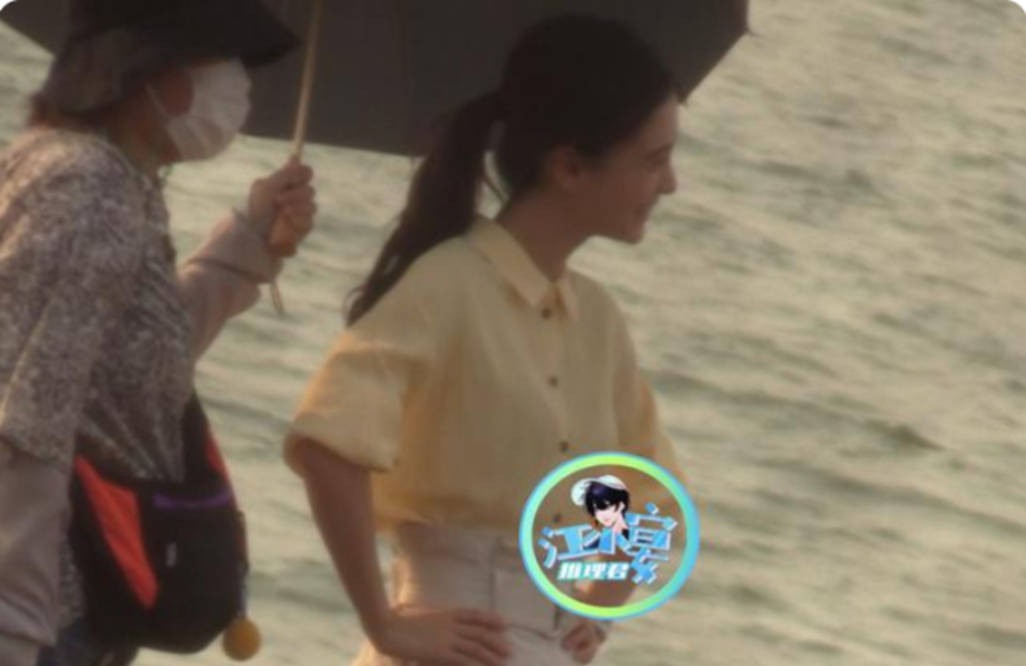 48岁黄海冰近照曝光穿拖鞋慢悠悠出门胖得都快认不出了，