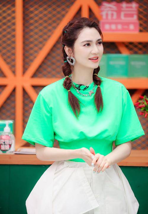 洪欣|洪欣中秋前夕忙捞金,穿粉短裙站店门口好风光,50岁还是少女身材