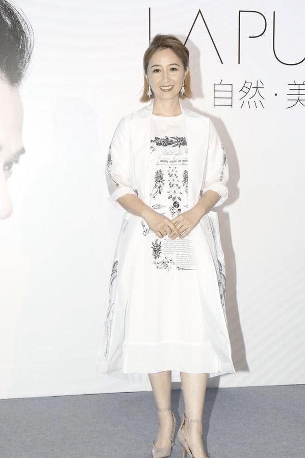 浅色|张家辉夫妇罕见同台,关咏荷复古卷发配绿裙像贵妇,太给老公长脸