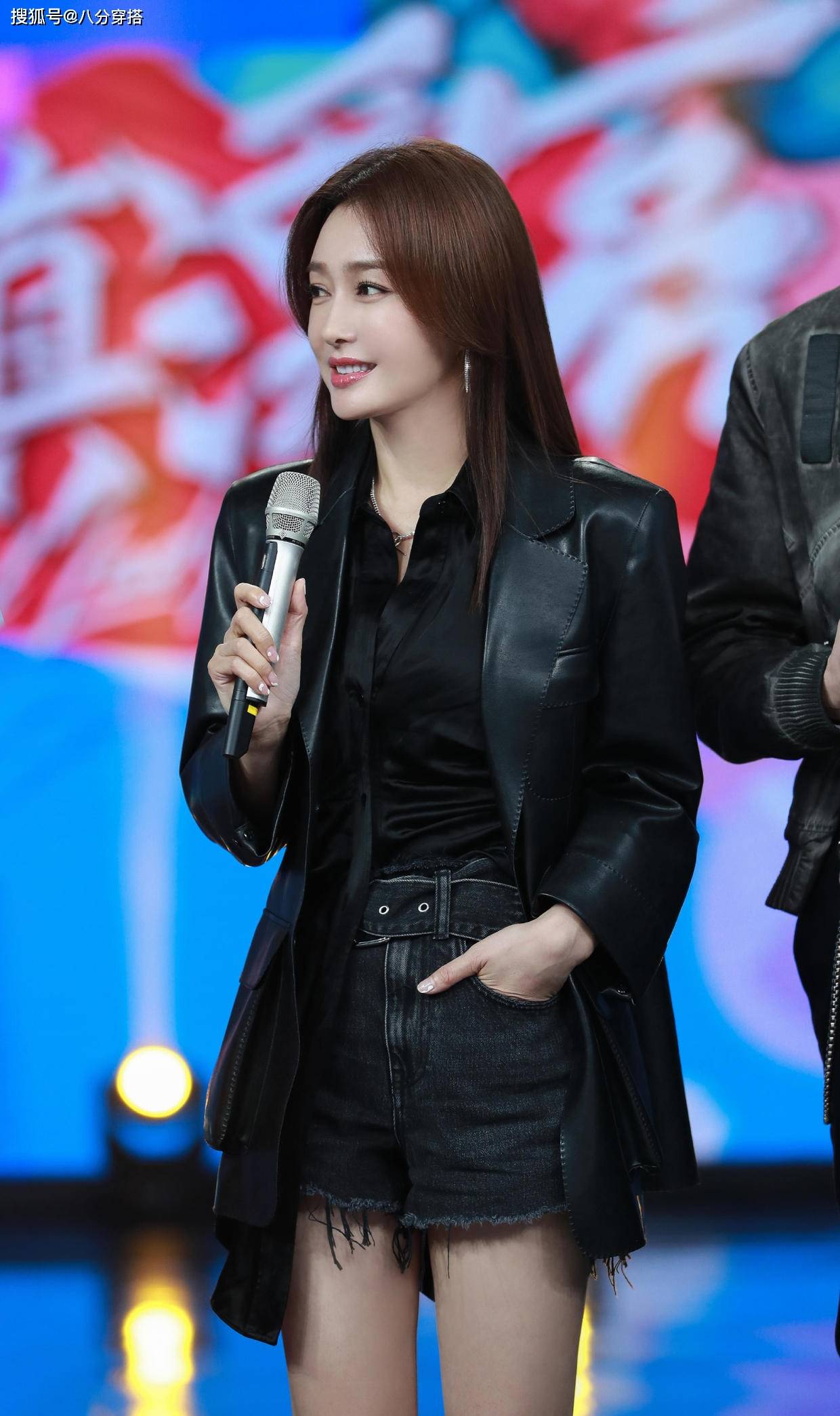 黑色|秦岚私服穿搭也惊艳,T恤配牛仔裙简约利落,舒适随性又有气场