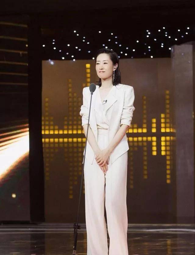 刘敏涛|44岁刘敏涛素颜走机场,穿衬衫搭阔腿裤时髦气质,美的很高级