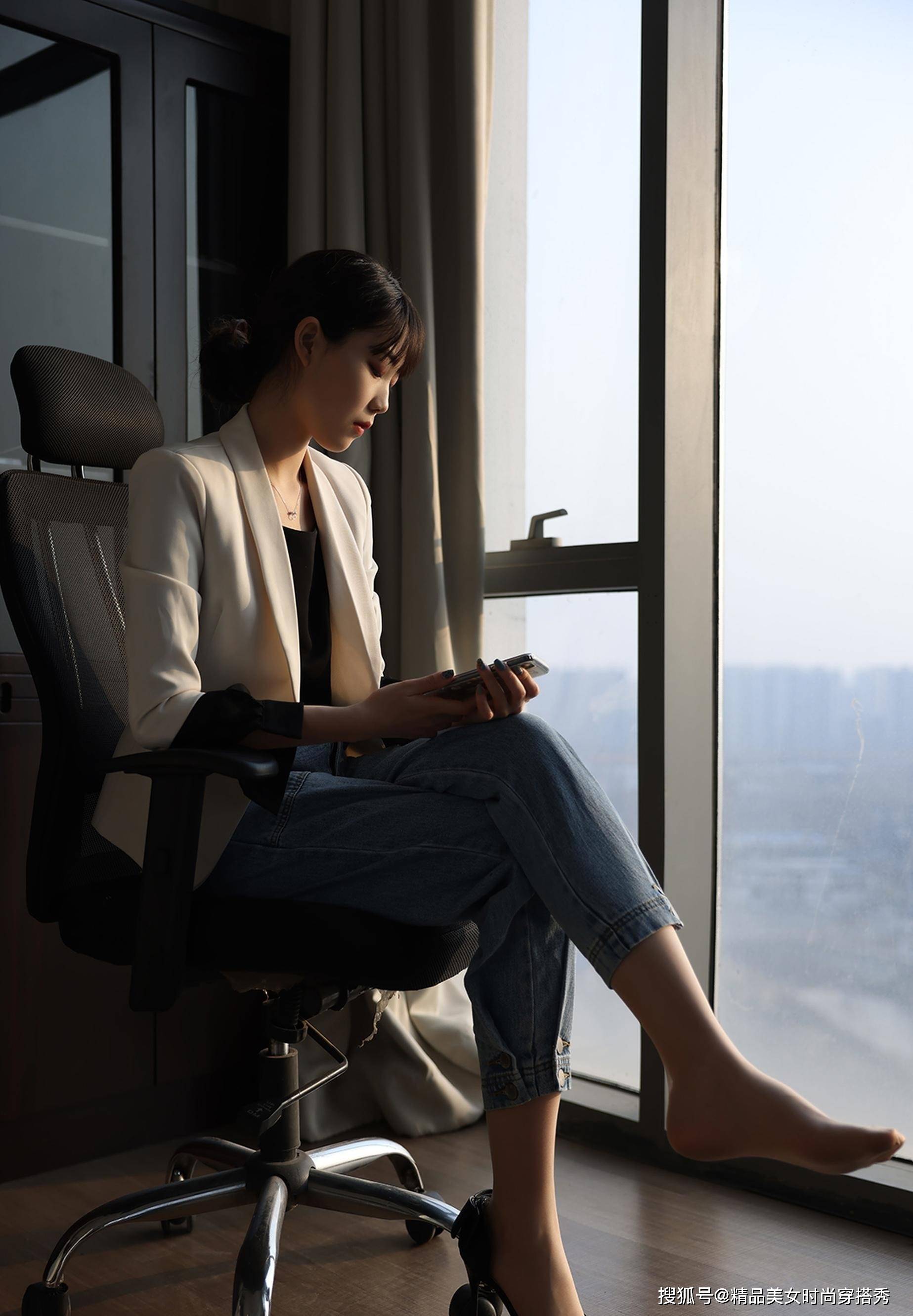 从容|干练的西装外套内搭黑色的衬衫，下搭收脚的牛仔裤，干练又帅气