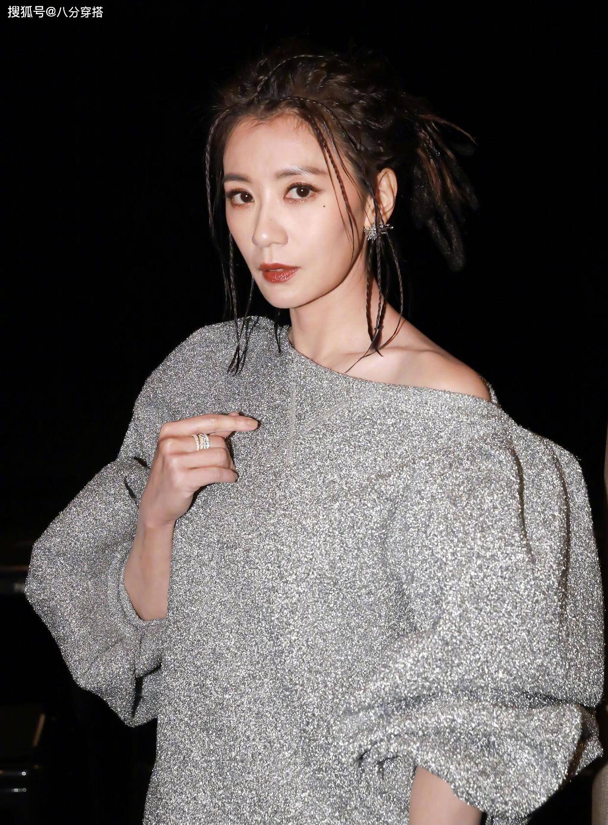 贾静雯|贾静雯的颜值真是无敌了,一袭白色V领连衣裙优雅高贵,成熟精致