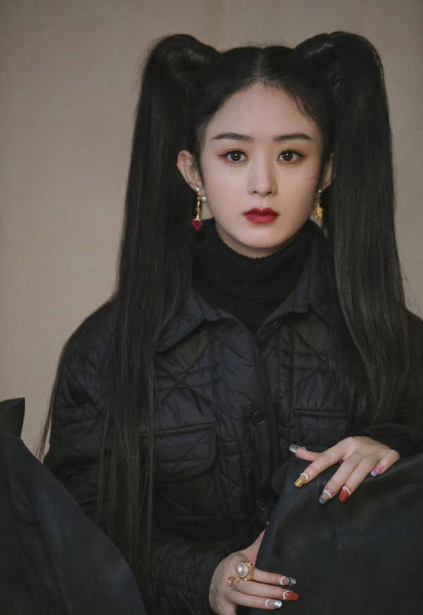 马尾|赵丽颖新造型蜕变大！扎双马尾似“天山童姥”，彻底摆脱乡村泥土气质