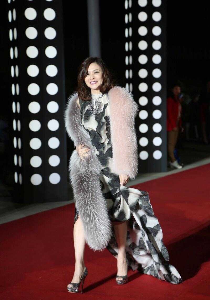 女神|58岁关之琳气质全开，皮草披肩配连衣裙走红毯，高贵又优雅