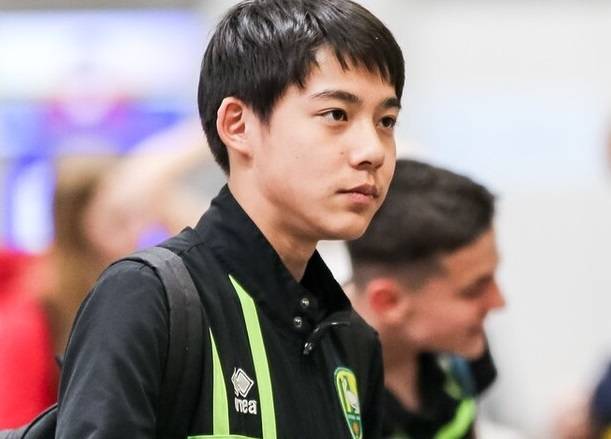 白高兴了!前国脚之子签约荷甲之后境遇不佳,如今沦为梯队替补_李嗣镕
