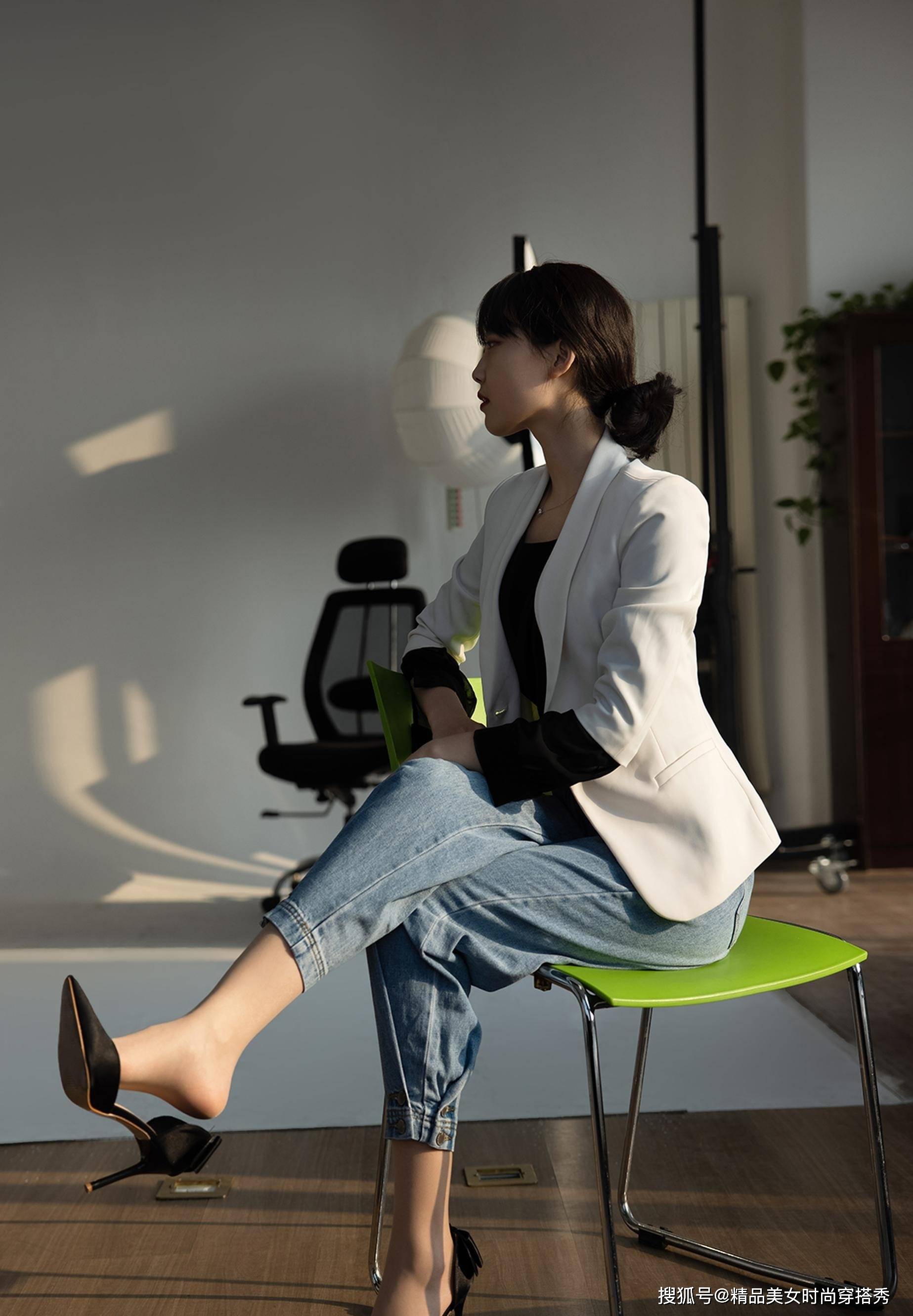 从容|干练的西装外套内搭黑色的衬衫，下搭收脚的牛仔裤，干练又帅气