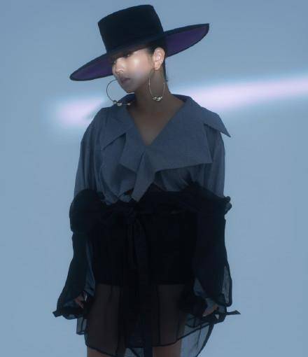 生活|何洁又胖回来了？拼接衬衫裙穿出大粗腿，网友：这身材没法看了