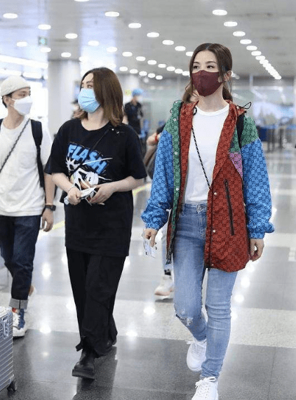 曲线|Twins合体现身，阿娇穿厚底鞋也不高，宽松搭配挡不住臃肿身材