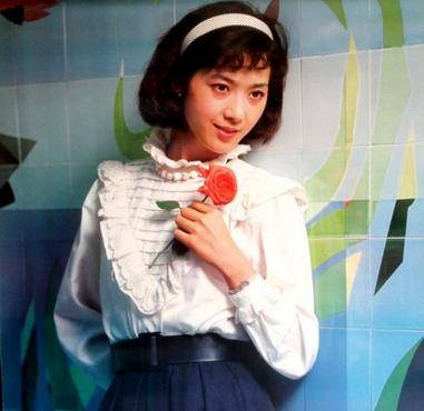 配饰|龚雪人生活得真漂亮，年轻时穿衣经典不过时，老年穿衣也时髦洋气