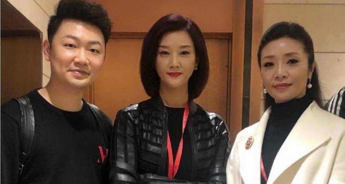 发型|宋祖英换发型好显年轻，穿黑西装知性优雅，配薄纱内搭罕见秀曲线