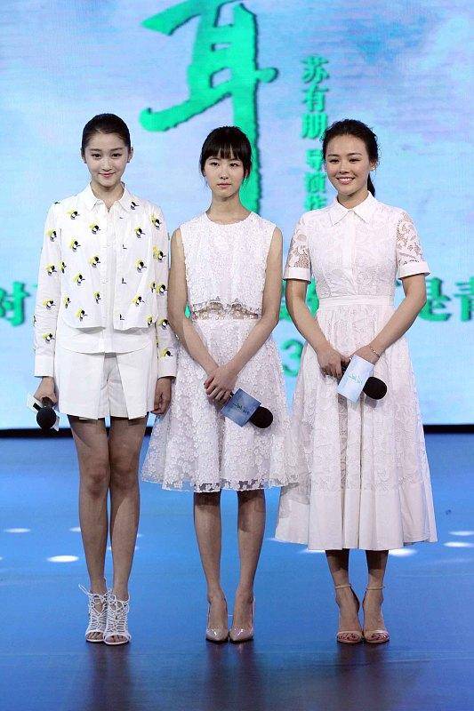 马思纯|马思纯保养得真好，穿简约的白裙气质优雅，不像比关晓彤大10岁