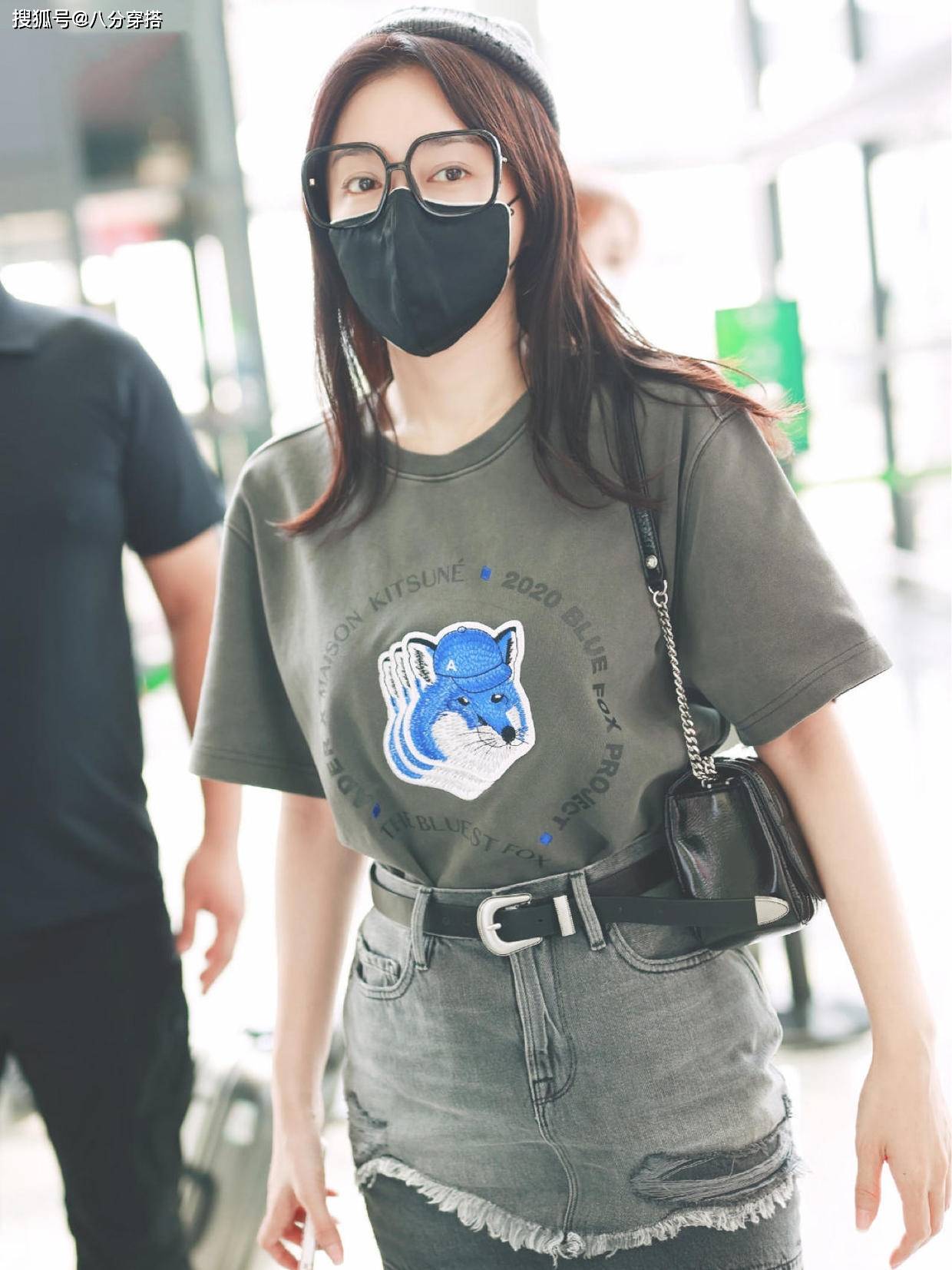 黑色|秦岚私服穿搭也惊艳,T恤配牛仔裙简约利落,舒适随性又有气场