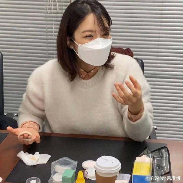 毛衣|41岁蔡琳离婚后首露面,格子大衣配牛仔裤高筒靴,温柔中透着坚韧