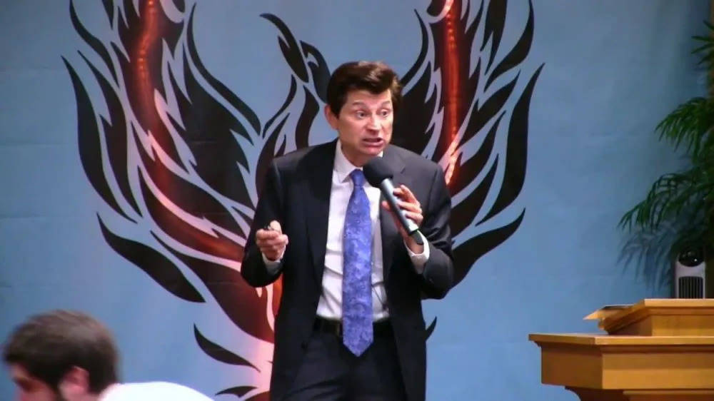 奔70的比尔·法隆,挺精神一伙子(网络生图非精修)