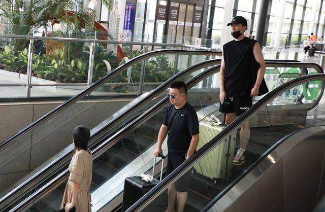 身材|刘翔二婚老婆颜值普通，剪时髦“鲶鱼头”穿连衣裙，也没啥抢眼感