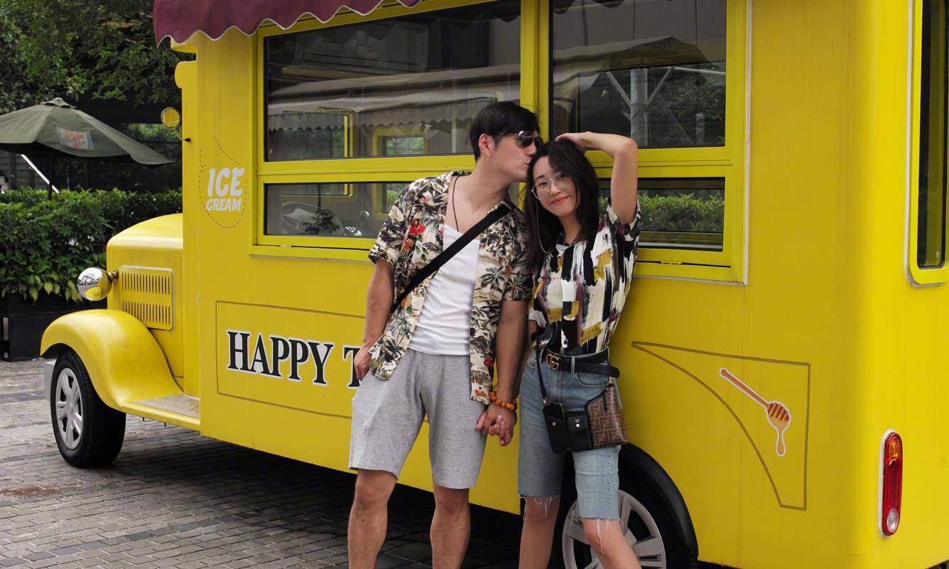 杜若溪|严屹宽与杜若溪提前过七夕，情侣印花衬衫搭短裤，从头到脚好般配