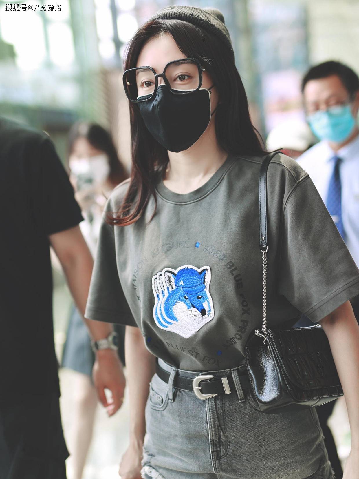 黑色|秦岚私服穿搭也惊艳,T恤配牛仔裙简约利落,舒适随性又有气场